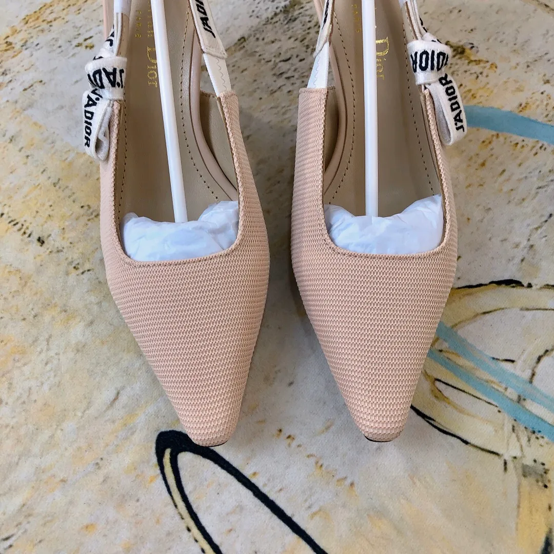 👟👟Ex-factory price👟👟Ex-factory price 480👟👟 Brand: Dior #30 Montaigne#Houndstooth Commemorative Edition Limited Sale! Mr. Dior's first store in Paris, No. 30 Avenue Montaigne, in order to commemorate this legendary mansion, created the 30 montaigne series💓Using original custom-made webbing, the quality is one-to-one that beats the ordinary webbing on the market, confessing to being ordinary! J'ADIOR 19Ss spring and summer series mesh bow sandals. The original version was purchased and developed for HK$19,600. The latest catwalk model on the official website has been worn by many celebrities and Internet celebrities. This summer, I finally have a pair of shoes that can be used on important occasions. The fresh style has a bit of nobility and presents you with the perfect original quality. Regardless of the materials of various accessories, they are all customized one-to-one and strive to be zero distance from the genuine ones. ▪ Upper: houndstooth ▪ Inner foot pads: original imported sheepskin ▪ Sole: original genuine leather outsole imported from Italy with five-pointed stars. After multiple processes Made with unparalleled exquisite craftsmanship. (Original packaging from top counters) ▪Number of yards: 34-41 (34.41 custom-made, non-returnable) ▪Heel height: [Flat bottom. Medium heel 6.5cm. High heel 9.5cm]